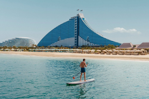 Jongen supt bij Jumeirah Beach in Dubai, tijdens een stedentrip januari